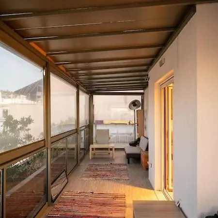 Modern Bright Cozy Top-floor & Terrace. アパート アテネ