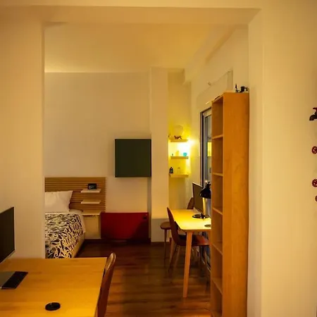 Modern Bright Cozy Top-floor & Terrace. アパート アテネ