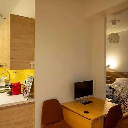 Modern Bright Cozy Top-floor & Terrace. アパート アテネ